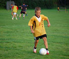 Junge speilt Fussball